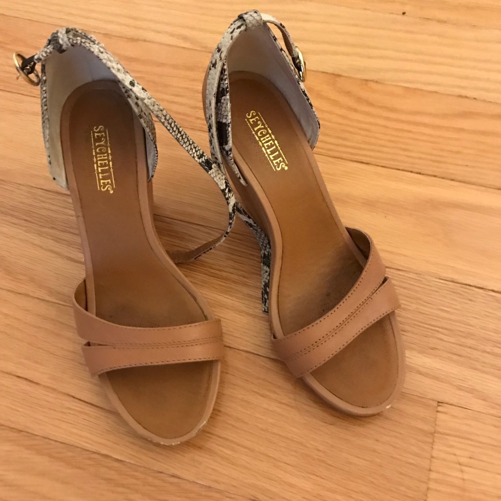Seychelles wedges with snake print